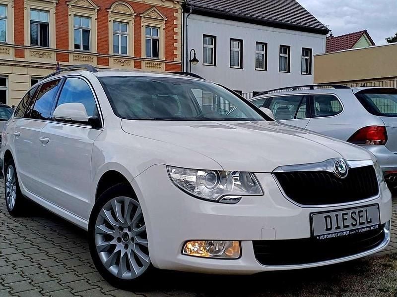 Weiß Gebraucht 2012 Skoda Superb Kombi | 12.222 € (Teuer) - Bild 1/4