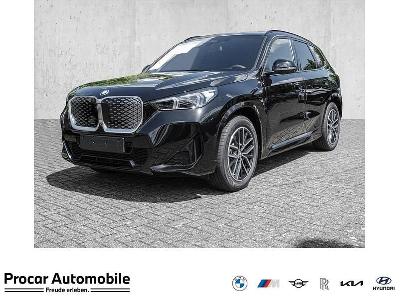 Schwarz Neu 2025 BMW iX1 M Sport SUV | 54.980 € (Fairer Preis) - Bild 1/4