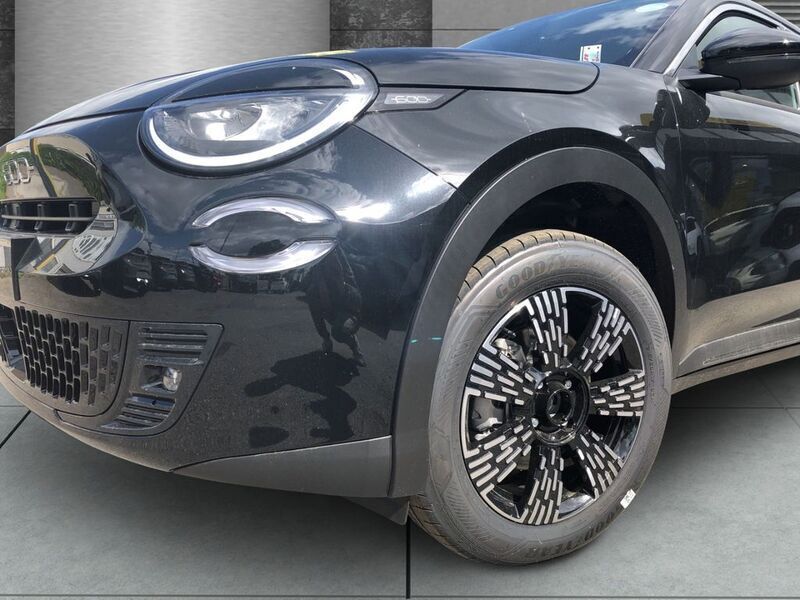 Neu Fiat 600E Red 114 kW (156 PS) 2025 Schwarz SUV