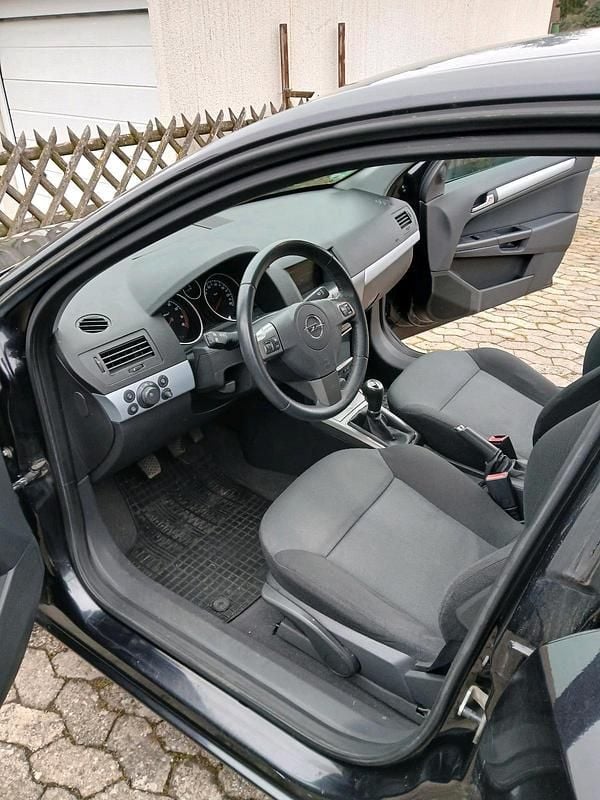 Schwarz Gebraucht 2006 Opel Astra Limousine | 1.900 € (Guter Preis) - Bild 1/4