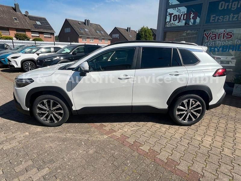 Weiß Gebraucht 2024 Toyota Corolla Cross Team SUV | 34.500 € (Fairer Preis) - Bild 1/4