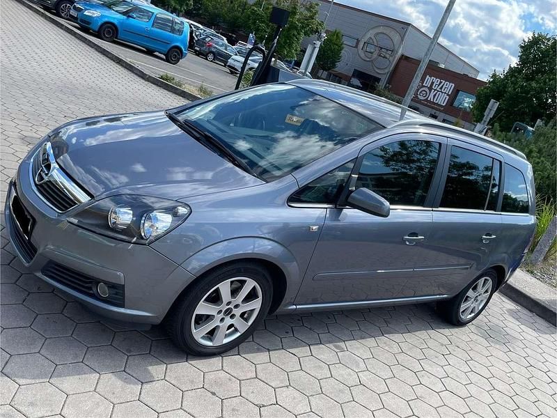 Silber Gebraucht 2007 Opel Zafira Edition Van / Kleinbus | 2.100 € (Etwas zu teuer) - Bild 1/4