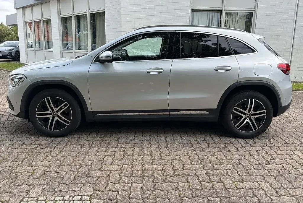Gebraucht Mercedes GLA180 Progressive 136 PS (100 kW) 2020 Silber SUV
