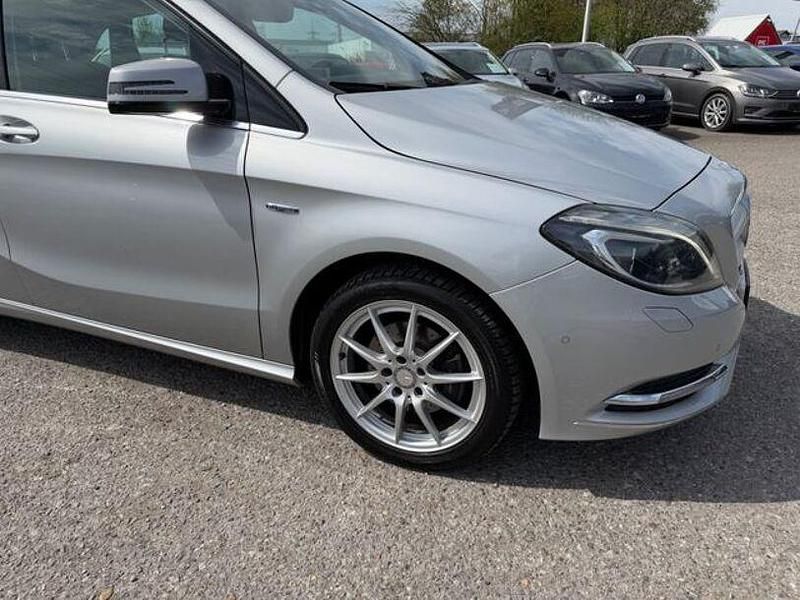 Używany Mercedes B200 375 KM (275 kW) 2011 Srebrny Minivan