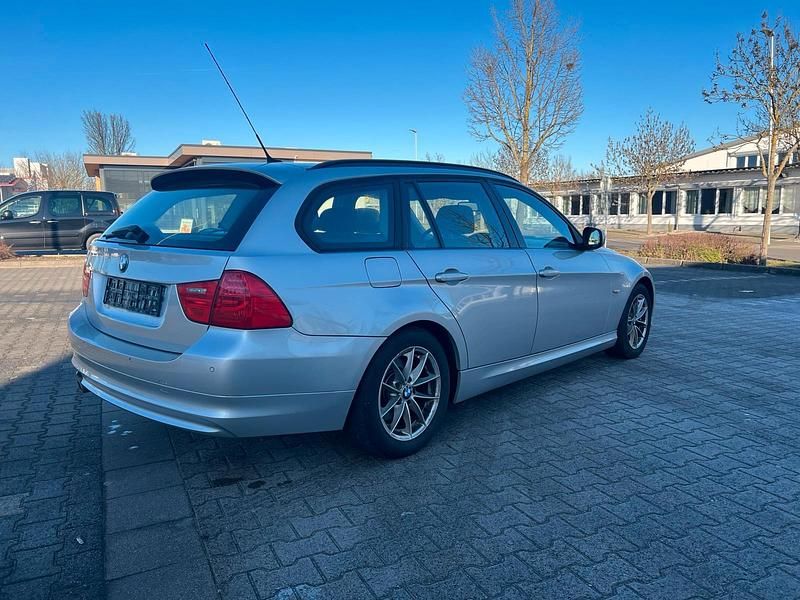 Gebraucht BMW 320 184 PS (135 kW) 2012 Grau Kombi