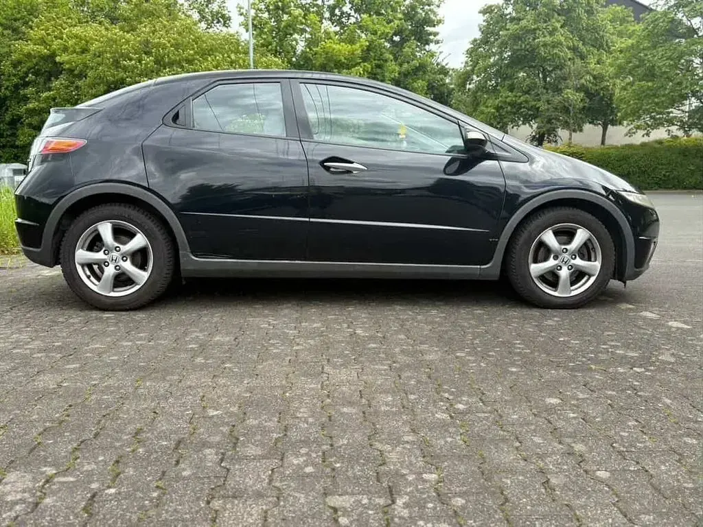 Używany Honda Civic 140 KM (102 kW) 2007 Czarny Sedan/Limuzyna