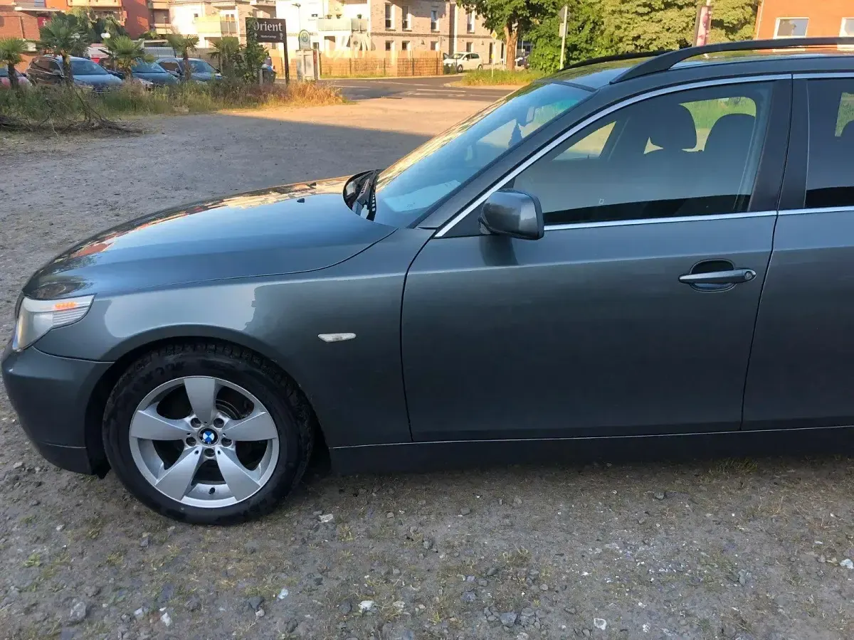 Gebraucht BMW 525 177 PS (130 kW) 2007 Grau Kombi