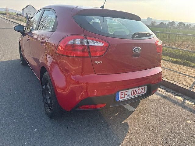 Gebraucht Kia Rio Attract 86 PS (63 kW) 2013 Rot Limousine