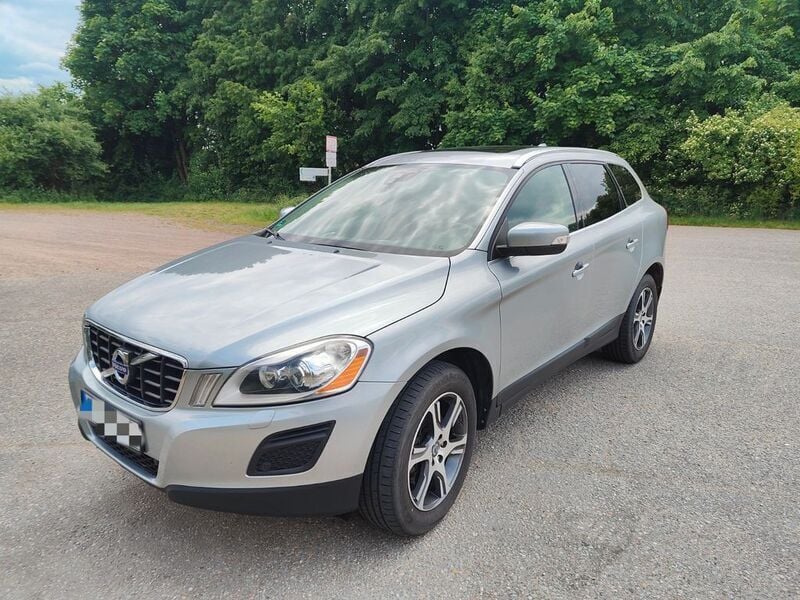 Silber Gebraucht 2011 Volvo XC60 Summum SUV | 8.600 € (Superpreis) - Bild 1/4