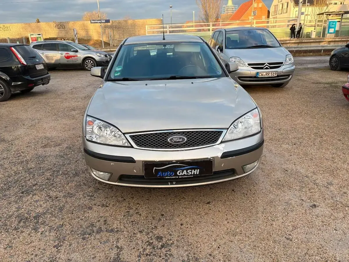 Usado Ford Mondeo Trend 170 CV (125 kW) 2004 Dorado Berlina