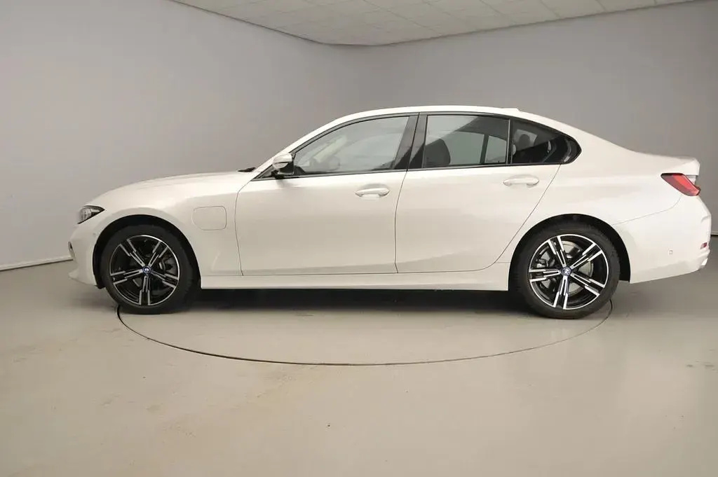 Gebraucht BMW 320e Sport Line 204 PS (150 kW) 2024 Weiß Limousine