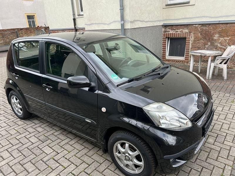 Gebraucht Daihatsu Sirion 69 PS (50 kW) 2008 Schwarz Kleinwagen