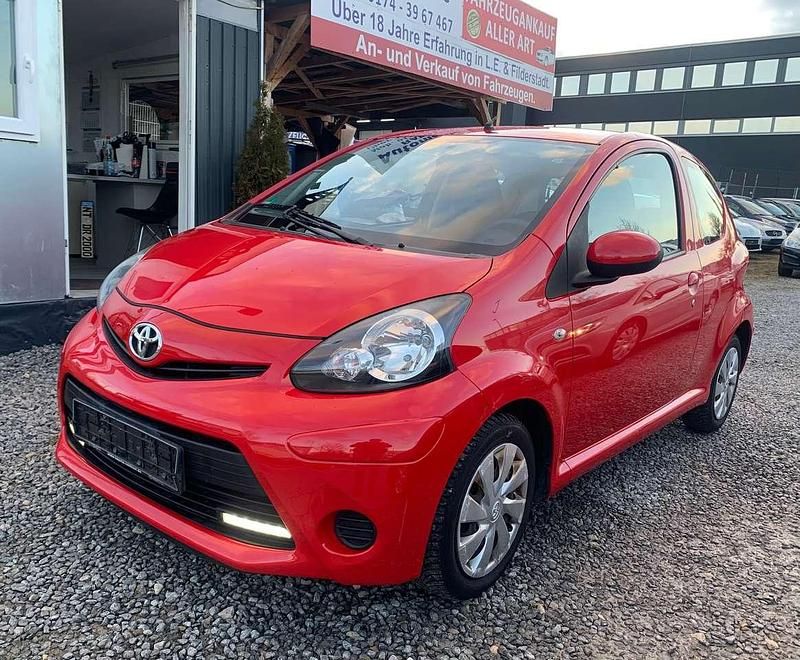 Gebraucht Toyota Aygo 68 PS (50 kW) 2012 Rot Kleinwagen