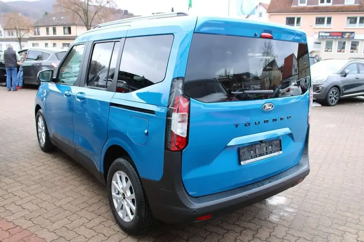 Neu Ford Tourneo Courier Titanium 125 PS (91 kW) 2026 Blau Van / Kleinbus