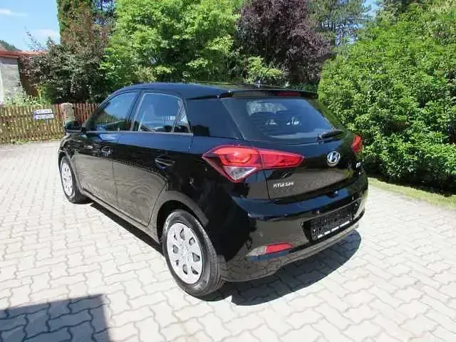 Gebraucht Hyundai i20 Trend 84 PS (61 kW) 2017 Schwarz Limousine