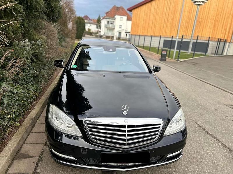 Obsidianschwarz metalliclack Gebraucht 2010 Mercedes S450 Limousine | 12.900 € - Bild 1/4