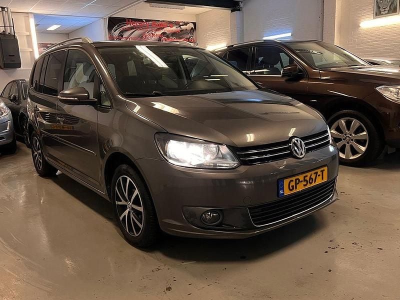 Second-hand VW Touran Highline 105 CP (77 kW) 2013 Gri Monovolum