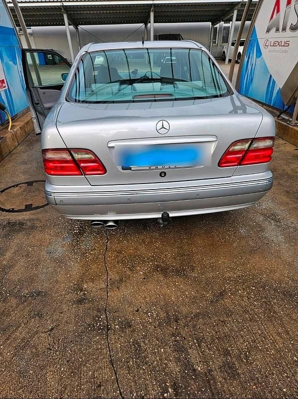 Gebraucht Mercedes E220 150 PS (110 kW) 2000 Silber Limousine