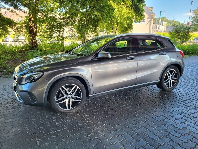 Grau Gebraucht 2017 Mercedes 200 Limousine | 20.200 € (Fairer Preis) - Bild 1/4