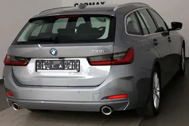 Gebraucht BMW 330e Sport Line 292 PS (214 kW) 2022 Grau Kombi
