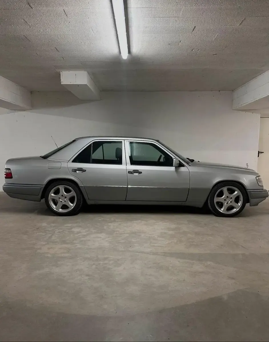 Używany Mercedes E220 150 KM (110 kW) 1993 Srebrny Sedan/Limuzyna