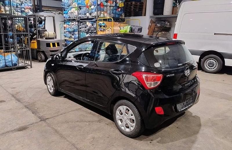 Gebraucht Hyundai i10 67 PS (49 kW) 2014 Schwarz Kleinwagen
