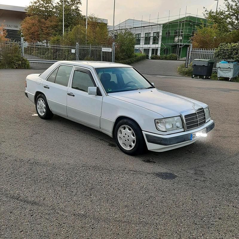 Second-hand Mercedes E230 132 CP (97 kW) 1990 Alb Berlinǎ