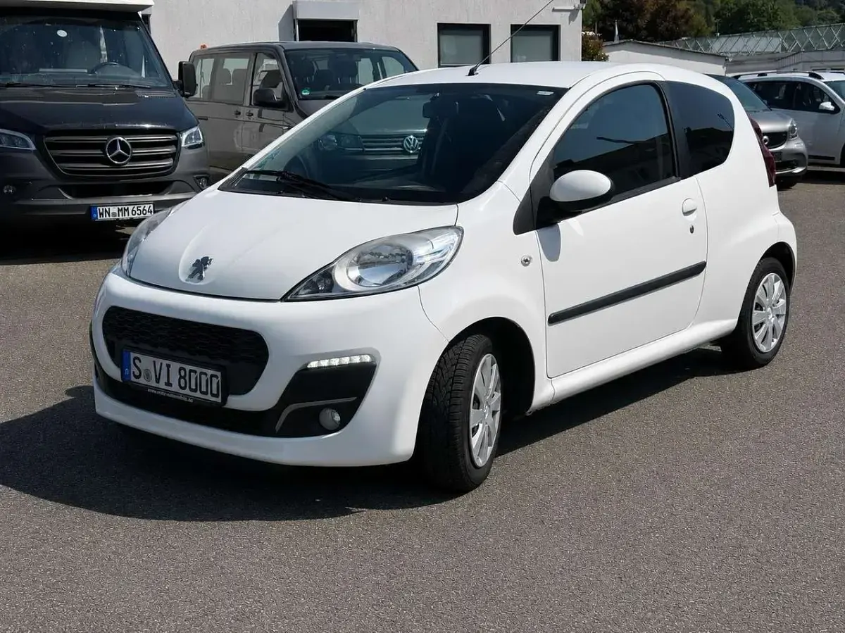 Gebraucht Peugeot 107 Active 68 PS (50 kW) 2014 Weiss 068/deckende lackierung Kleinwagen