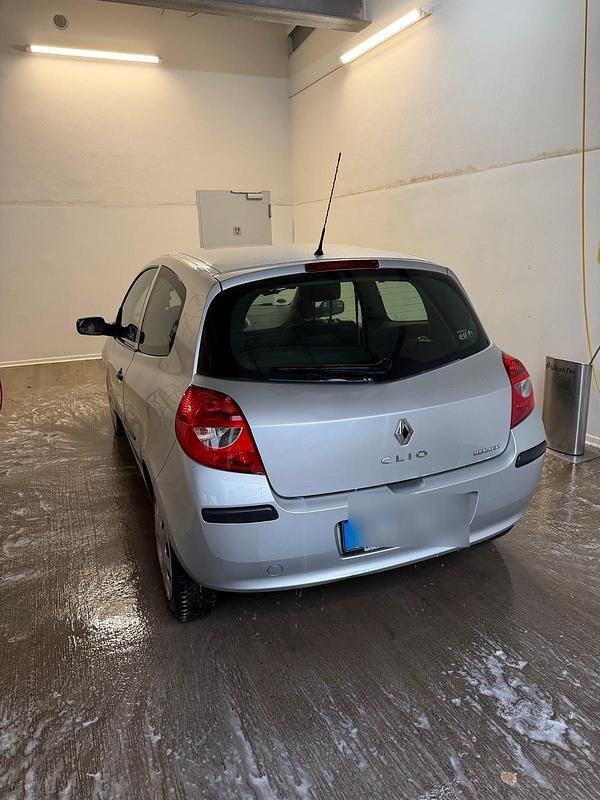 Silber Gebraucht 2007 Renault Clio II Limousine | 1.800 € - Bild 1/4