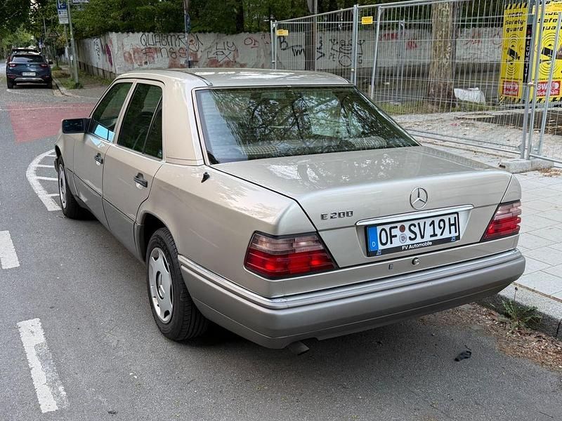 Gebraucht Mercedes E200 136 PS (100 kW) 1995 Beige Limousine
