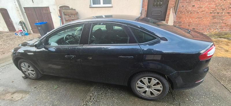 Gebraucht Ford Mondeo 145 PS (106 kW) 2011 Schwarz Limousine