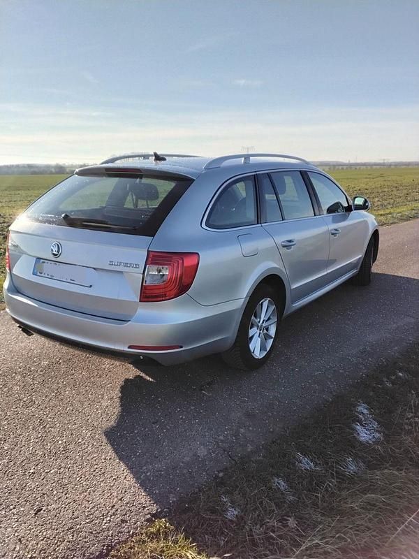 Gebraucht Skoda Superb Ambition 160 PS (117 kW) 2015 Silber Kombi