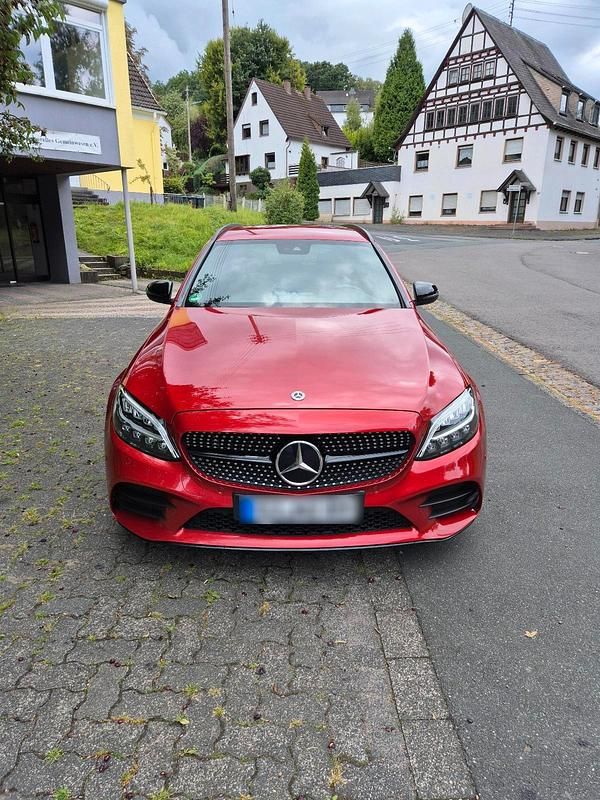 Rot Gebraucht 2019 Mercedes C220 AMG line Kombi | 25.900 € (Fairer Preis) - Bild 1/3