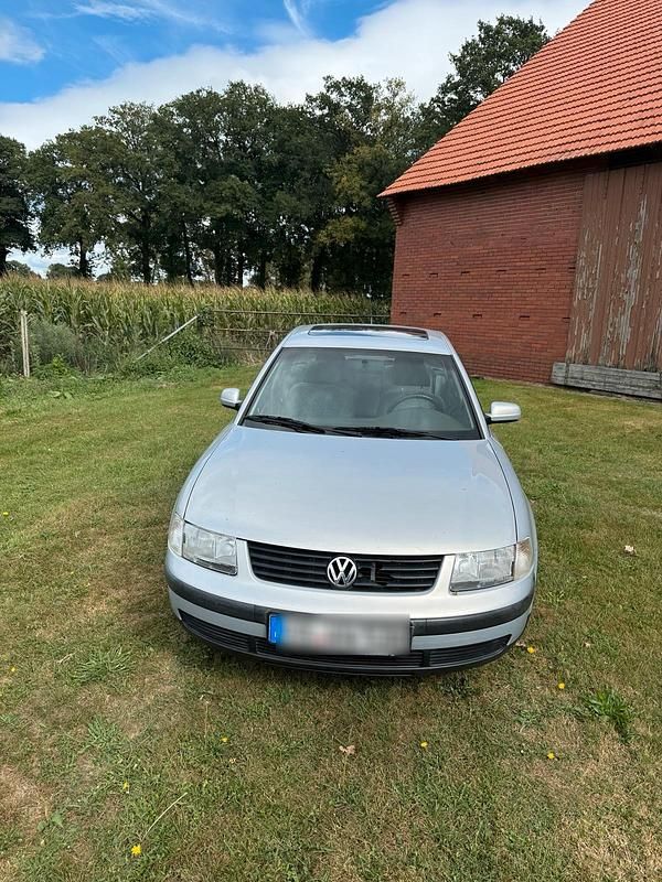 Silber Gebraucht 1997 VW Passat Limousine | 1.000 € (Superpreis) - Bild 1/4