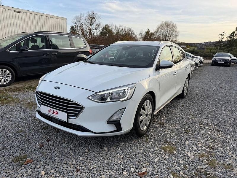 Weiß Gebraucht 2019 Ford Focus Cool & Connect Limousine | 7.899 € (Fairer Preis) - Bild 1/4