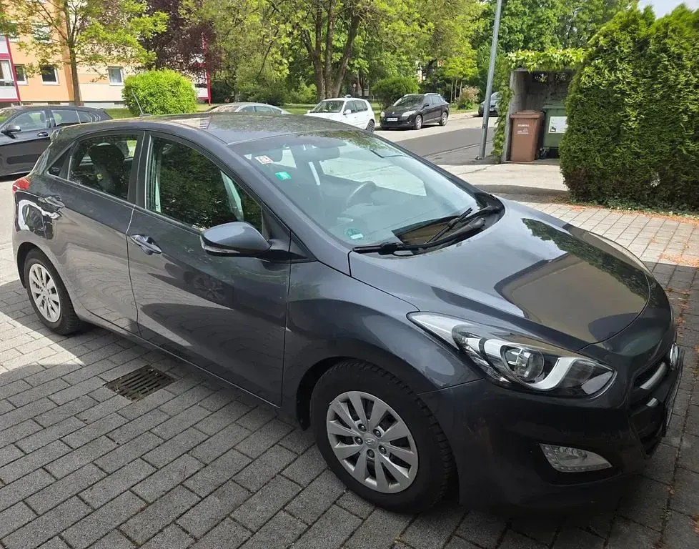 Gebraucht Hyundai i30 101 PS (74 kW) 2016 Silber Limousine