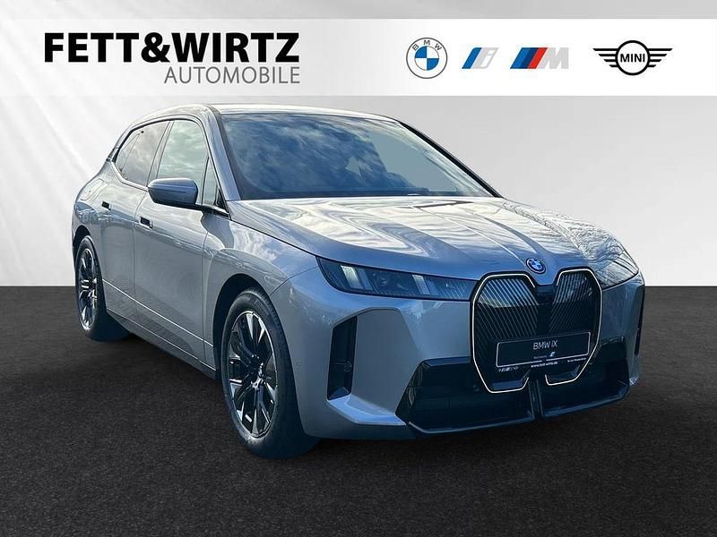 Neu BMW iX M Sport 300 kW (408 PS) 2026 Spacesilber metallic SUV