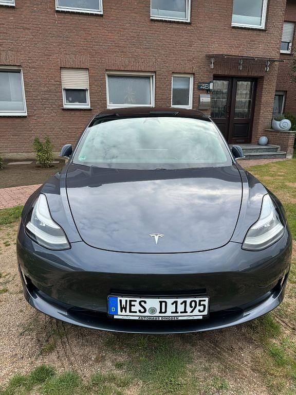 Grau Gebraucht 2019 Tesla Model 3 Limousine | 21.900 € (Fairer Preis) - Bild 1/4