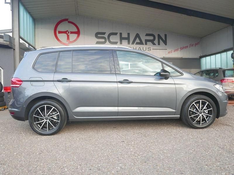 Grau Gebraucht 2019 VW Touran IQ Drive Van / Kleinbus | 21.600 € (Fairer Preis) - Bild 1/4