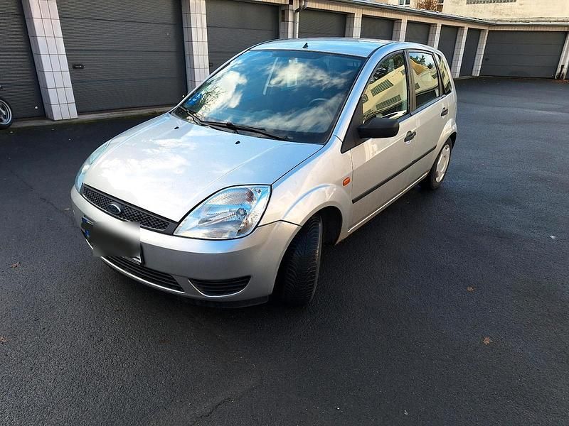 Silber Gebraucht 2004 Ford Fiesta Kleinwagen | 750 € (Superpreis) - Bild 1/4