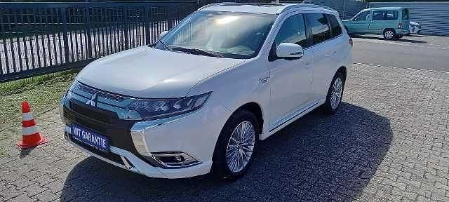 Weiß Gebraucht 2019 Mitsubishi Outlander P-HEV Top SUV | 24.980 € (Etwas zu teuer) - Bild 1/4