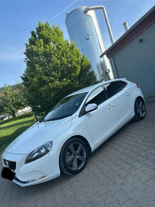 Weiß Gebraucht 2017 Volvo V40 Kombi | 12.000 € (Etwas zu teuer) - Bild 1/4
