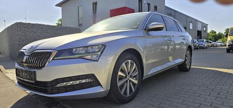 Silber Gebraucht 2022 Skoda Superb Ambition Kombi | 22.490 € (Superpreis) - Bild 1/4