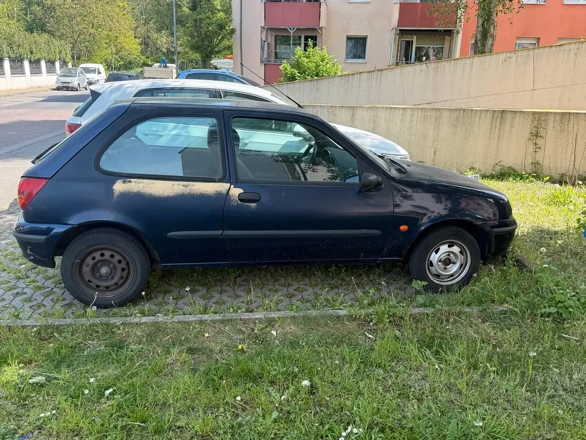 Gebraucht Mazda 121 50 PS (36 kW) 2001 Blau Kleinwagen