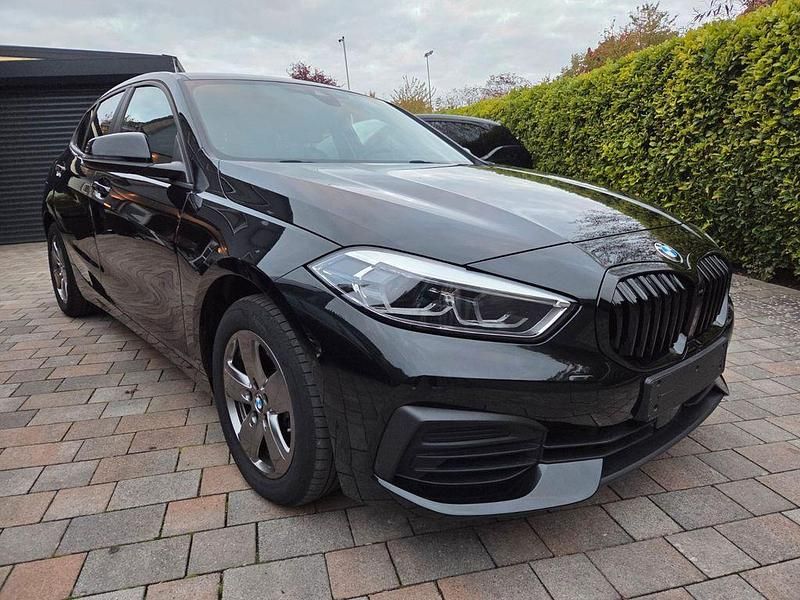 Schwarz Gebraucht 2022 BMW 118 Comfort Edition Kleinwagen | 20.499 € (Guter Preis) - Bild 1/4