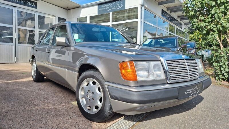 Grau Gebraucht 1993 Mercedes E220 Limousine | 5.500 € - Bild 1/4
