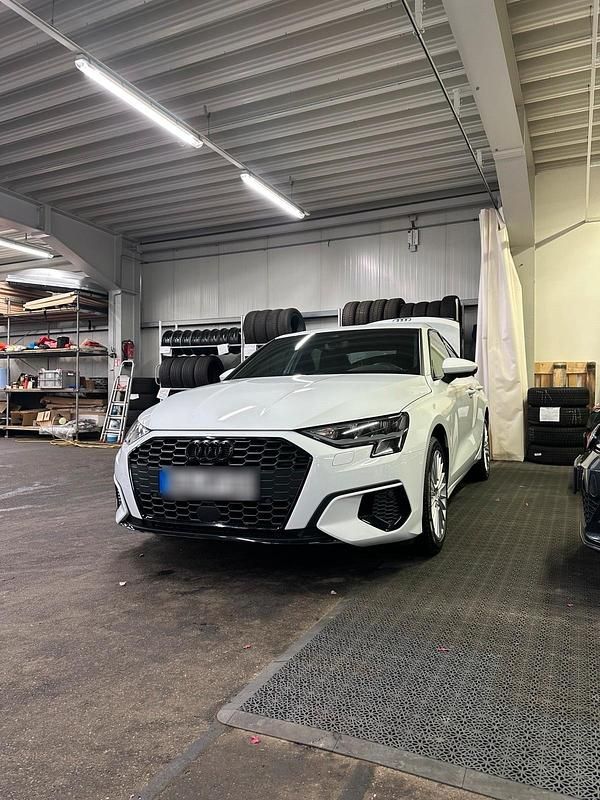 Weiß Gebraucht 2022 Audi A3 Premium Limousine | 28.680 € (Teuer) - Bild 1/4