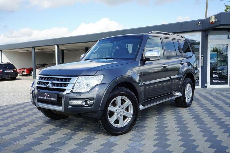 Grau Gebraucht 2018 Mitsubishi Pajero Top SUV | 28.950 € (Fairer Preis) - Bild 1/4