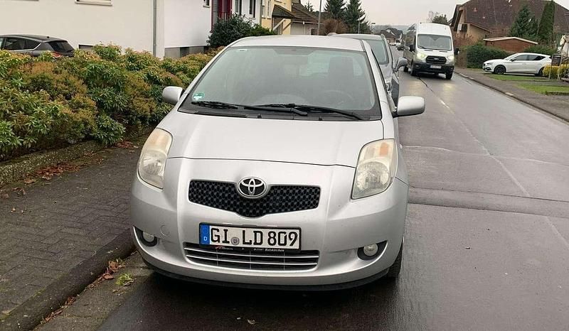 Grau Gebraucht 2007 Toyota Yaris Sol Kleinwagen | 2.890 € (Guter Preis) - Bild 1/4