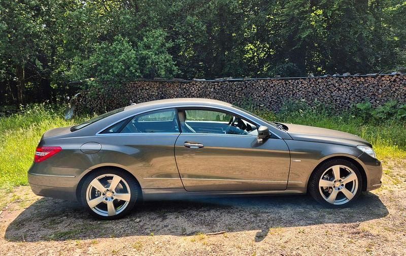 Gebraucht Mercedes E250 204 PS (150 kW) 2011 Grau Coupé